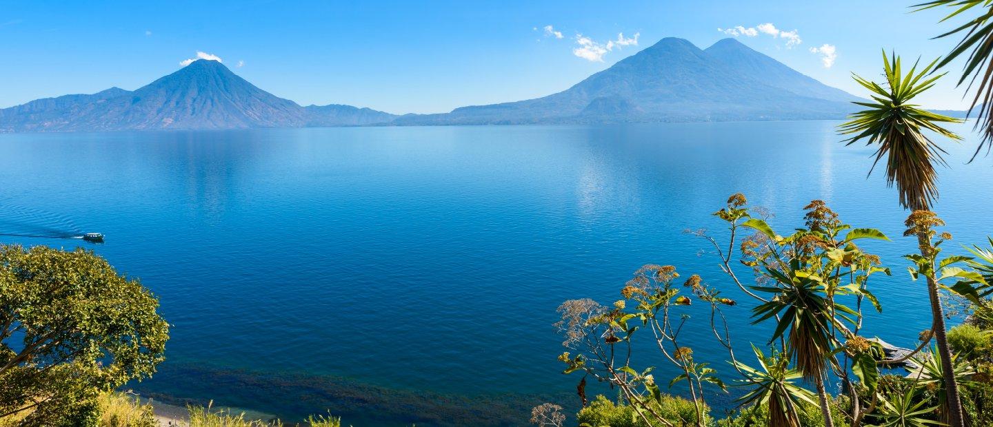 危地马拉的一个湖泊，背景是山脉.